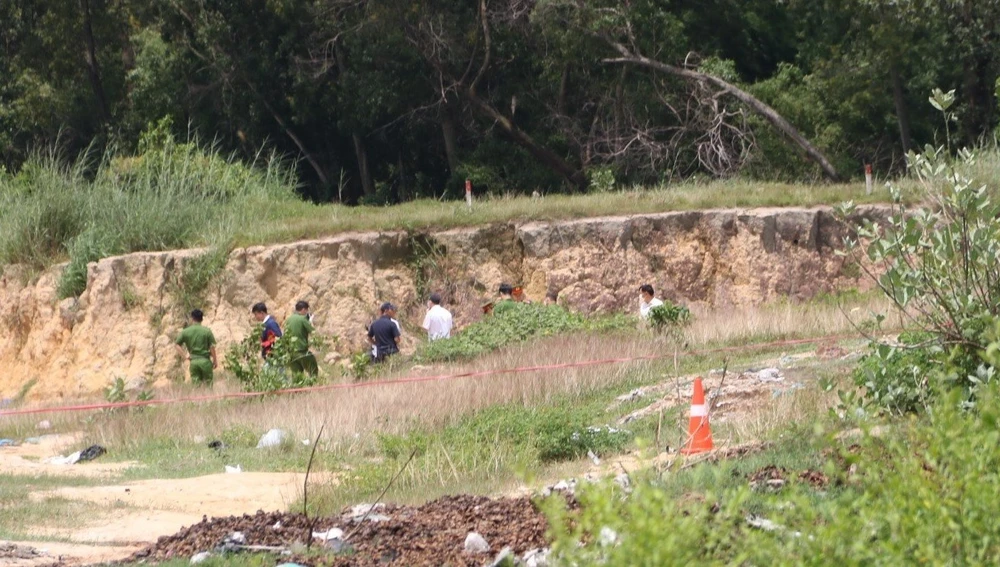 Lực lượng công an khám nghiệm hiện trường. Ảnh: LA