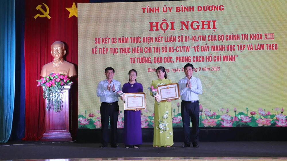 cô giáo bán vé số dạy học sinh nghèo (2).jpg