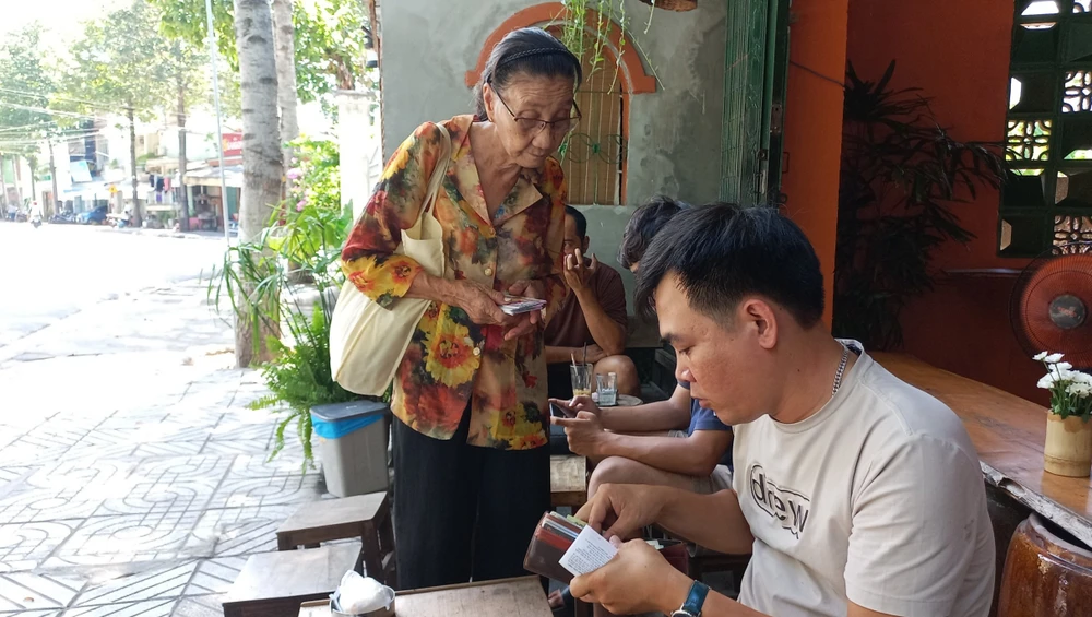 cô giáo bán vé số dạy học sinh nghèo (4).jpg