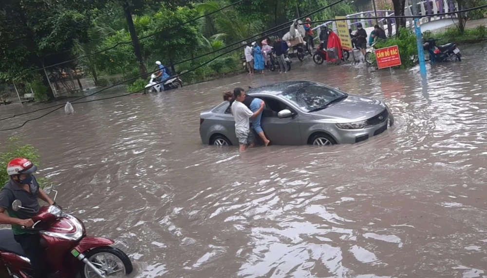 mưa lớn, ngập nặng (1).jpg