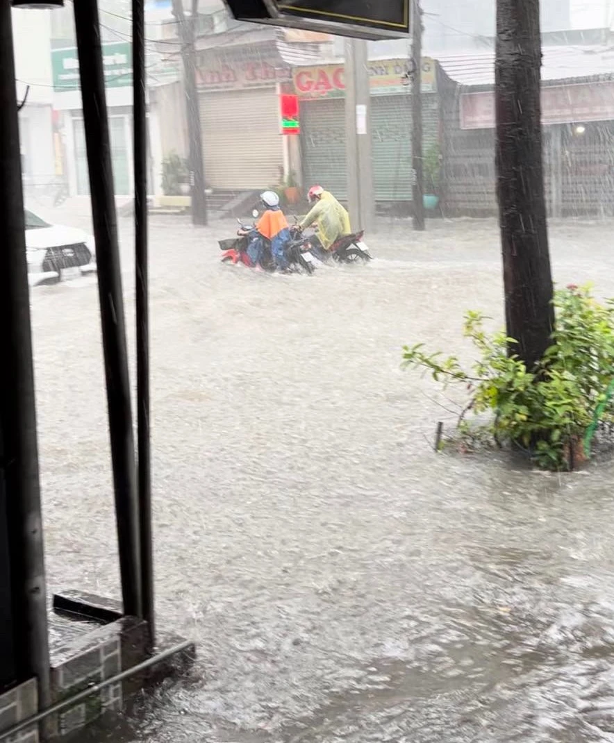 mưa lớn, ngập nặng (3).jpg