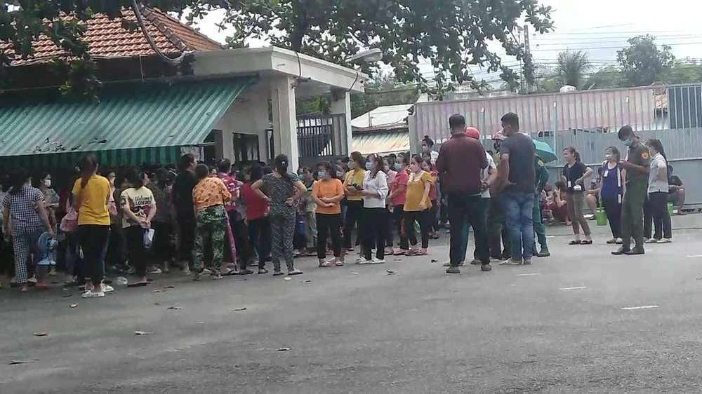 công nhân nghỉ việc.jpg