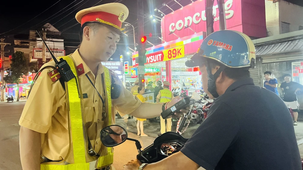 Công an Bình Dương ra quân tổng kiểm tra xử lý vi phạm nồng độ cồn