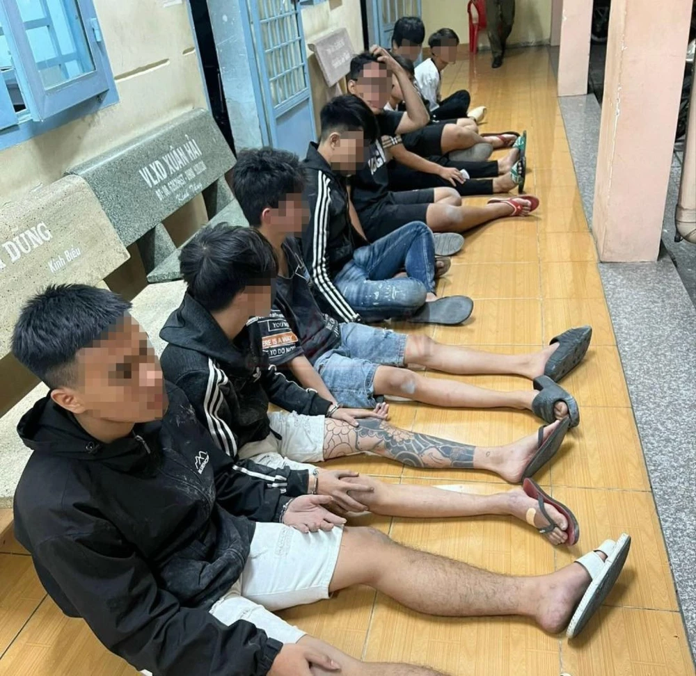 Nhóm thiếu niên giấu mã tấu trong ba lô để hỗn chiến