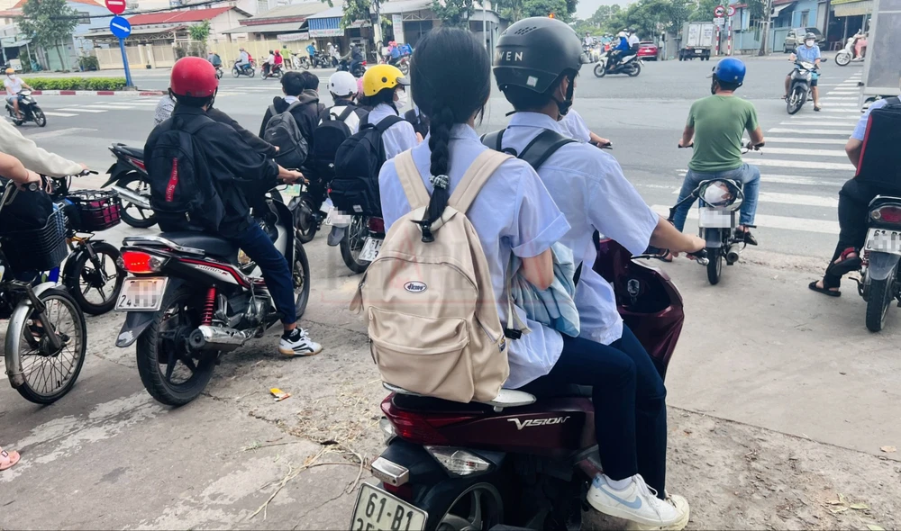 học sinh vi phạm luật giao thông (7).jpg