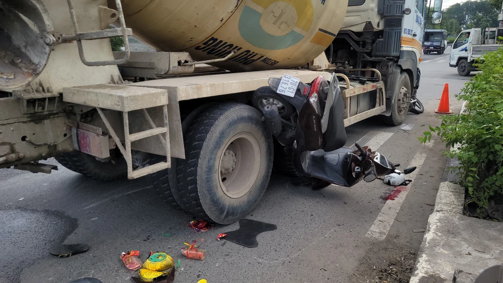 xe bồn húc văng nhiều xe máy