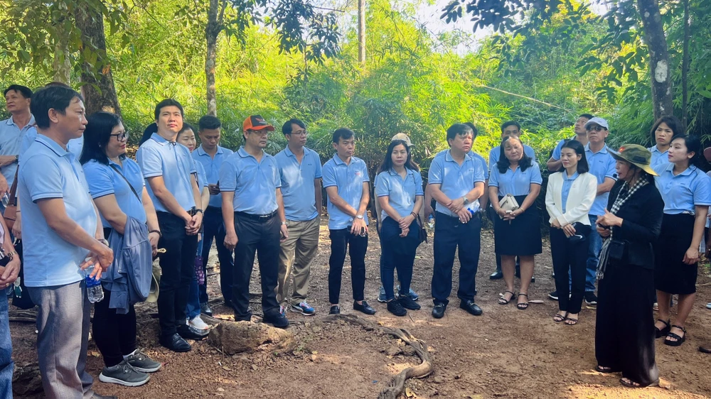 Hai hộ dân có hoàn cảnh khó khăn trên địa bàn tỉnh Bình Phước, được lớp Cao cấp chính trị vận động tặng hai căn nhà tình thương (2).jpg