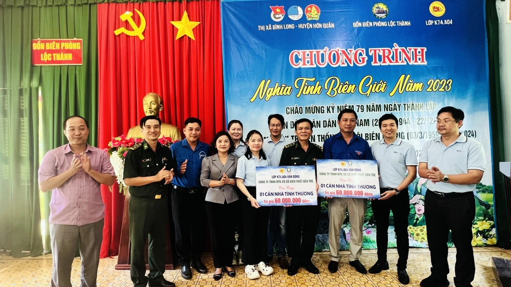 Hai hộ dân có hoàn cảnh khó khăn trên địa bàn tỉnh Bình Phước, được lớp Cao cấp chính trị vận động tặng hai căn nhà tình thương (5)..jpg
