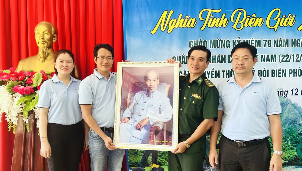 Hai hộ dân có hoàn cảnh khó khăn trên địa bàn tỉnh Bình Phước, được lớp Cao cấp chính trị vận động tặng hai căn nhà tình thương (5).jpg