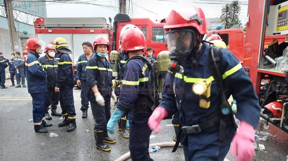 Lực lượng PCCC gồng mình dập lửa cứu người trong vụ cháy karaoke An Phú. Ảnh: LA