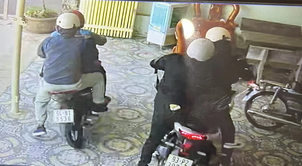 cướp tiệm vàng.jpg