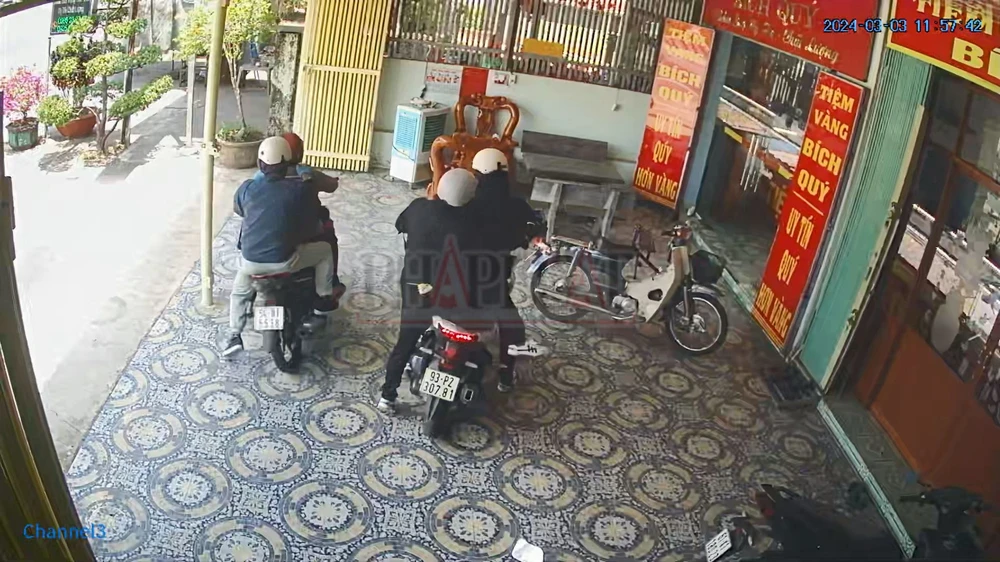 cướp tiệm vàng (6).jpg