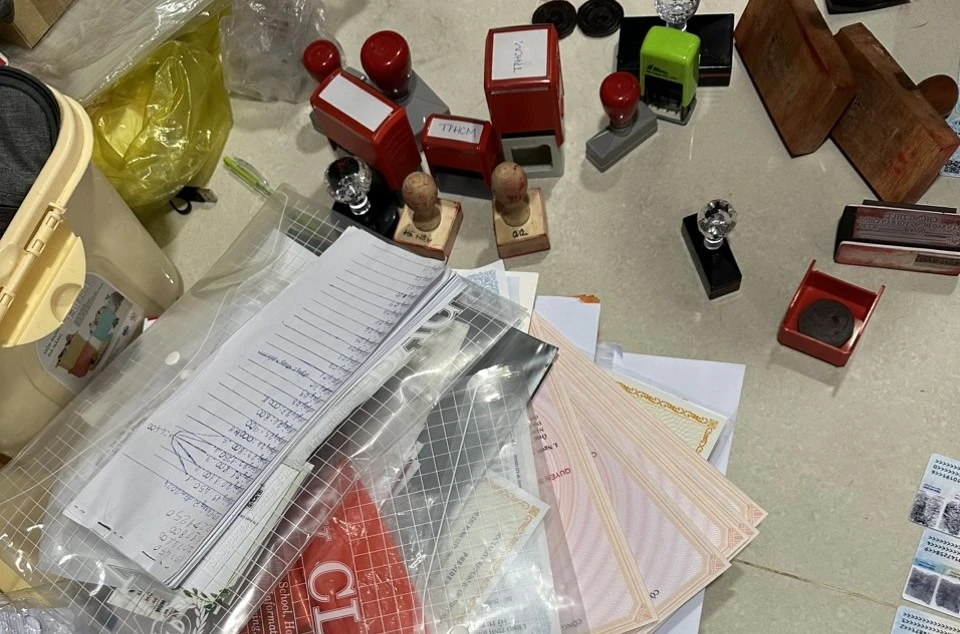 giấy tờ giả (2).jpg