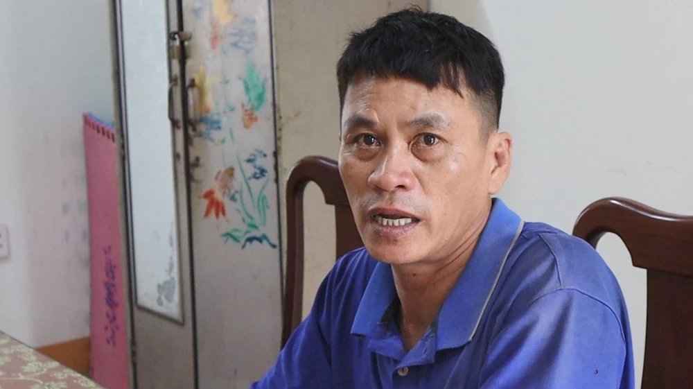 Người cha dượng đánh bé trai đã bị Công an TP Đồng Xoài (tỉnh Bình Phước) khởi tố về hành vi hành hạ người khác.