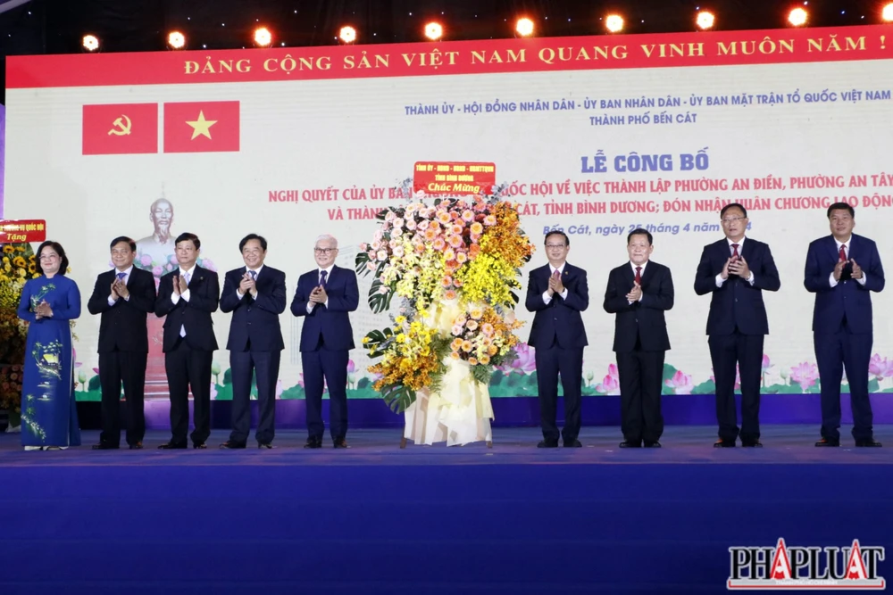 Lãnh đạo tỉnh Bình Dương tặng hoa chúc mừng chính quyền nhân dân TP Bến Cát. Ảnh: LÊ ÁNH