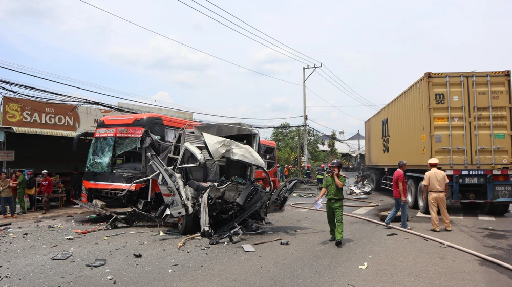 xe container bốc cháy (2).jpg