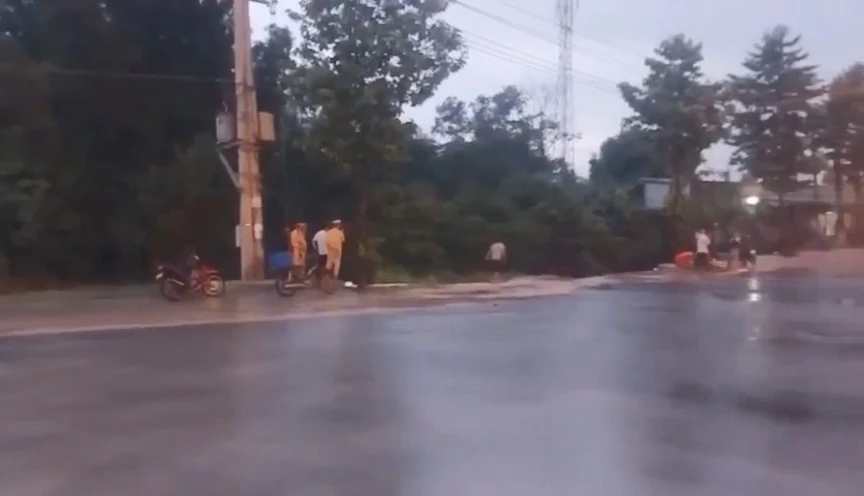 nước mưa cuốn trôi.jpg