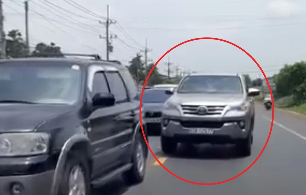 Đi lấn làn ngược chiều nhưng muốn người khác nhường đường. Ảnh: Camera