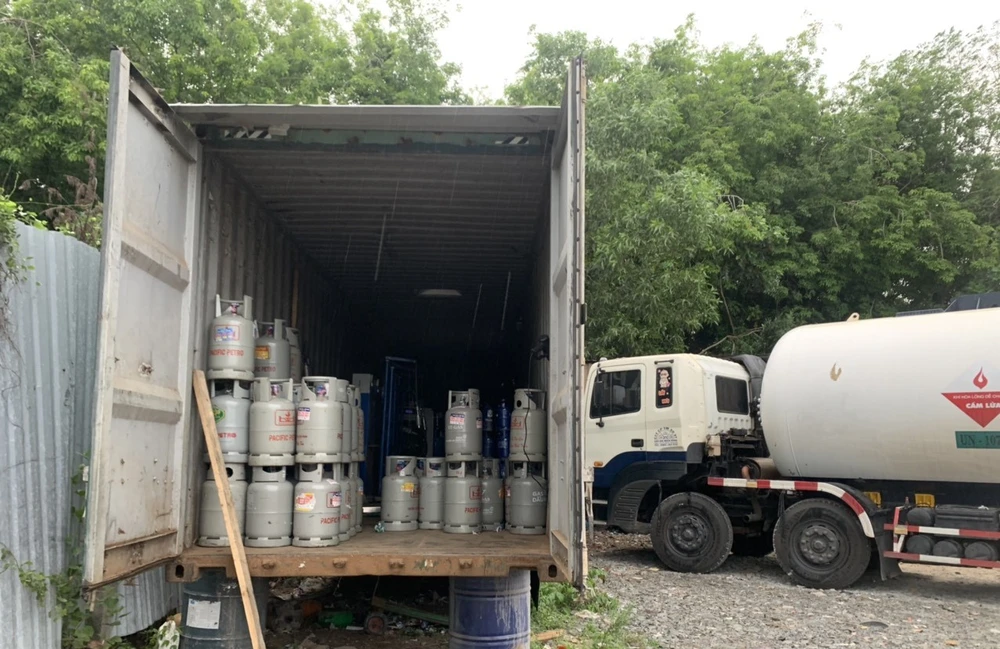 sang chiết gas trái phép (2).jpg