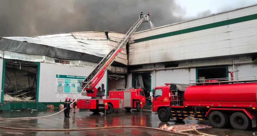 Cháy lớn xưởng chế biến hạt điều tại Bình Phước