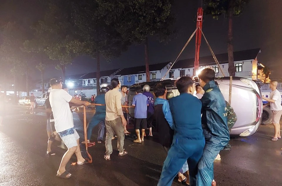 TP Bến Cát báo cáo thiệt hại sau cơn mưa làm nhiều nơi ngập sâu, cuốn ô tô xuống cống