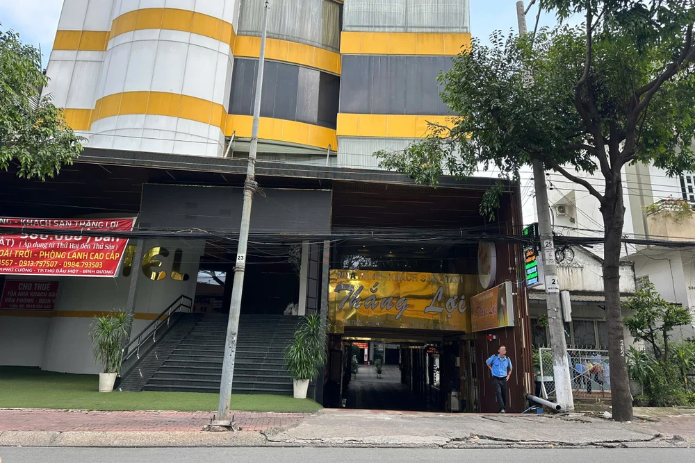 hồ bơi khách sạn.jpg