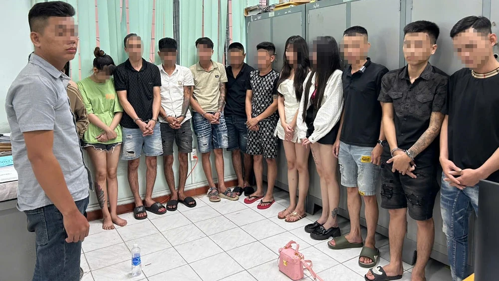 hàng chục thanh niên.jpg