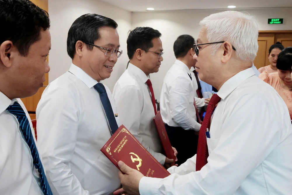 Bình Dương công bố, điều động, bổ nhiệm nhiều cán bộ chủ chốt