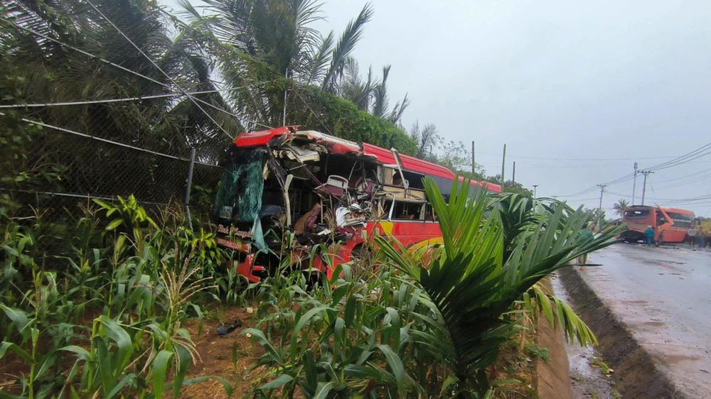 Hai xe khách (2).jpg