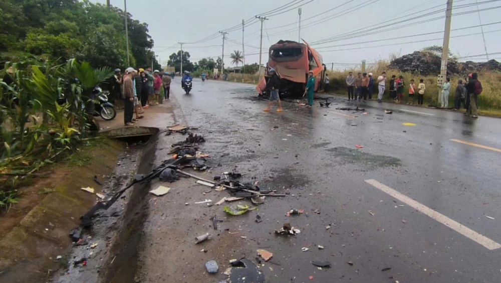 Hai xe khách (5).jpg