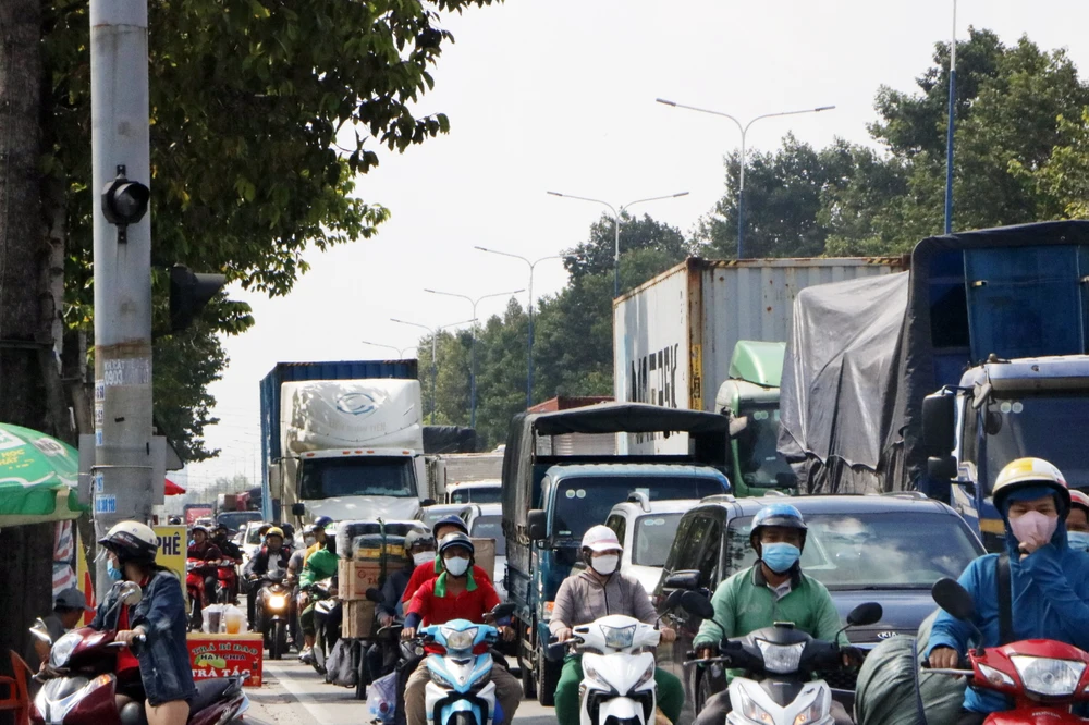 Hiện nay, tuyến đường Mỹ Phước - Tân Vạn vẫn thường xuyên bị ùn tắc ở một số địa điểm.