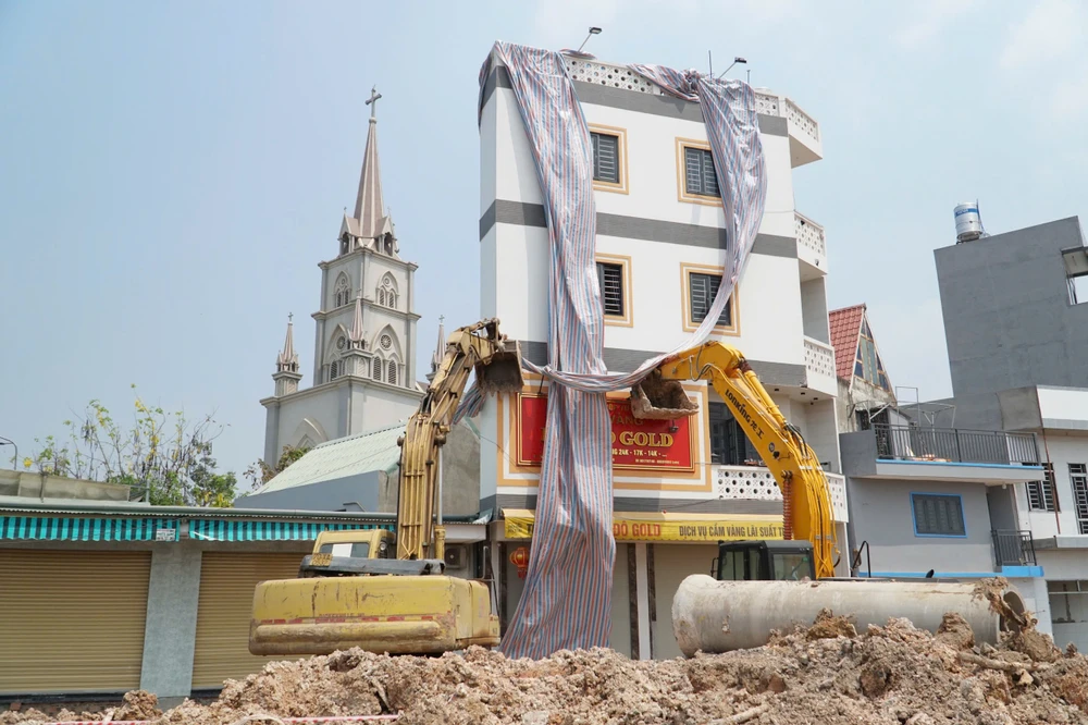 Tiệm vàng 'siêu mỏng' có nguy cơ bị đổ sập do sụt lún khi đang thi công đường Vành đai 3