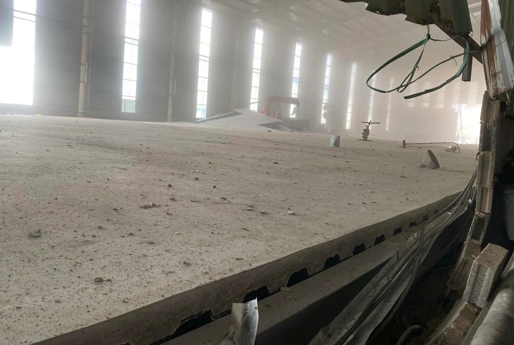 sập nhà xưởng (1).jpg