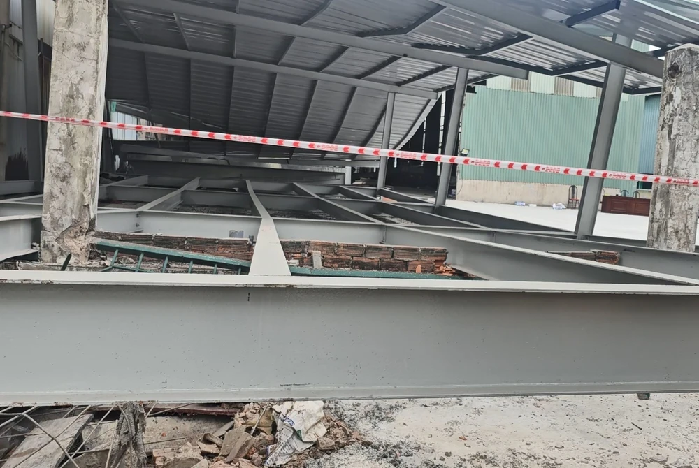 sập nhà xưởng (1).jpg