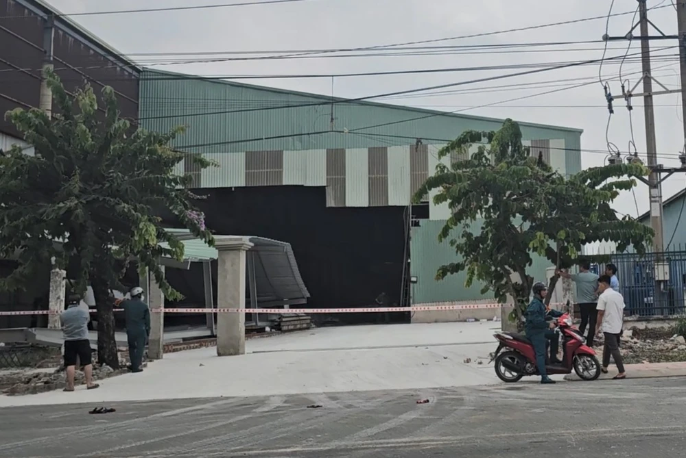 sập nhà xưởng (2).jpg