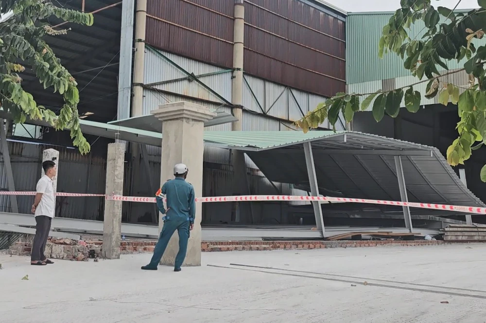 sập nhà xưởng (3).jpg