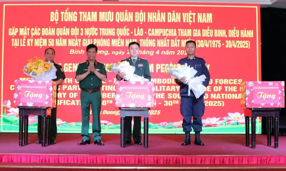 đoàn diễu binh (1).jpg