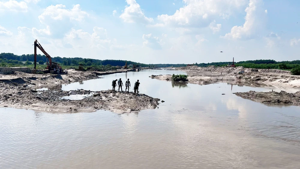 nước cuốn trôi.jpg