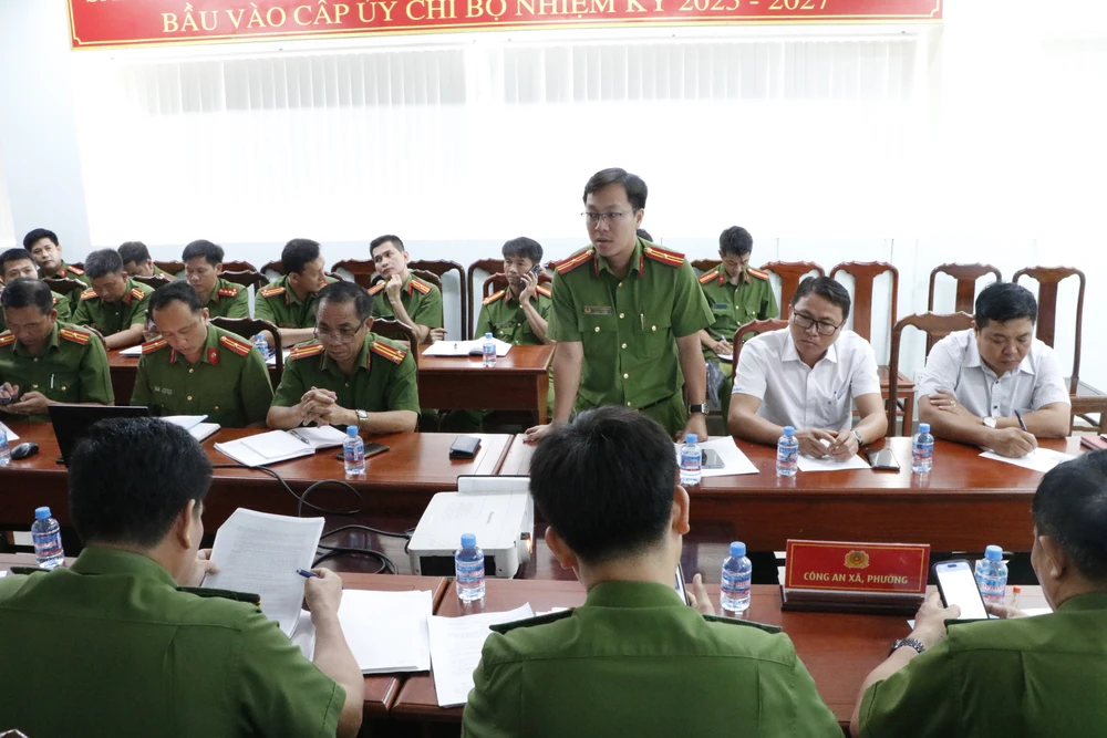 Đội CC và CNCH khu vực 31 triển khai các văn bản, quy định mới trong công tác PCCC cho lãnh đạo UBND và công an xã.