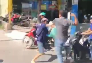 lao vào đánh nhau (1).jpg