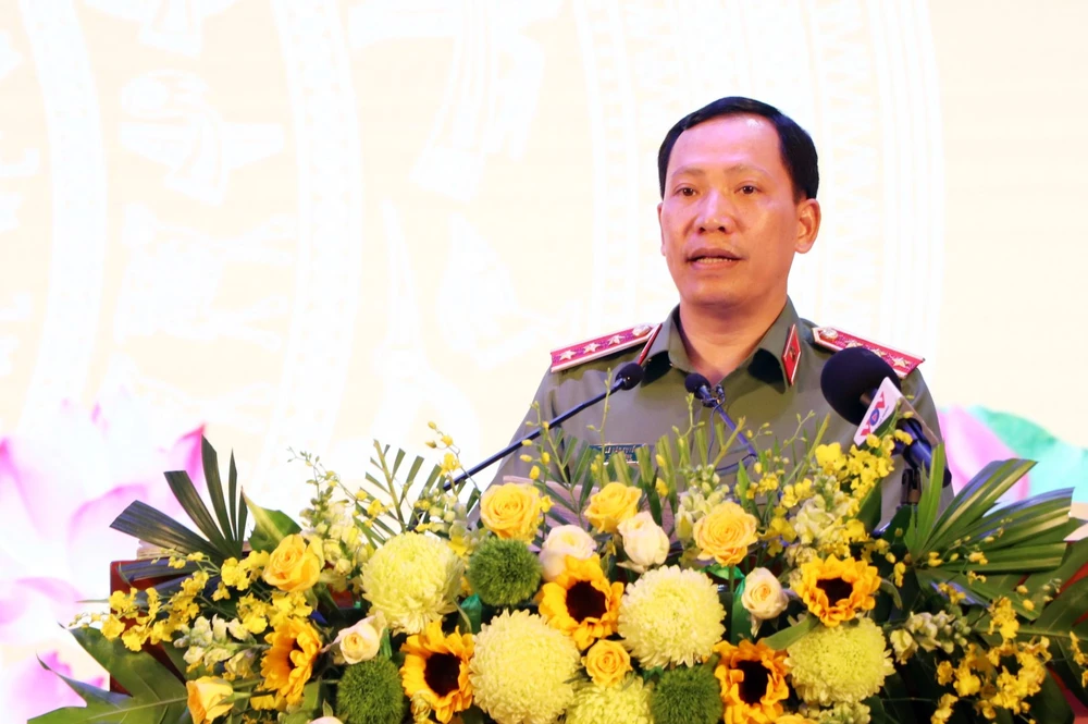 Thượng tướng Lê Văn Tuyến, Thứ trưởng Bộ Công an, Trưởng Ban Chỉ đạo Thực hiện phong trào toàn dân bảo vệ ANTQ Trung ương phát biểu tại buổi lễ. Ảnh: LÊ ÁNH