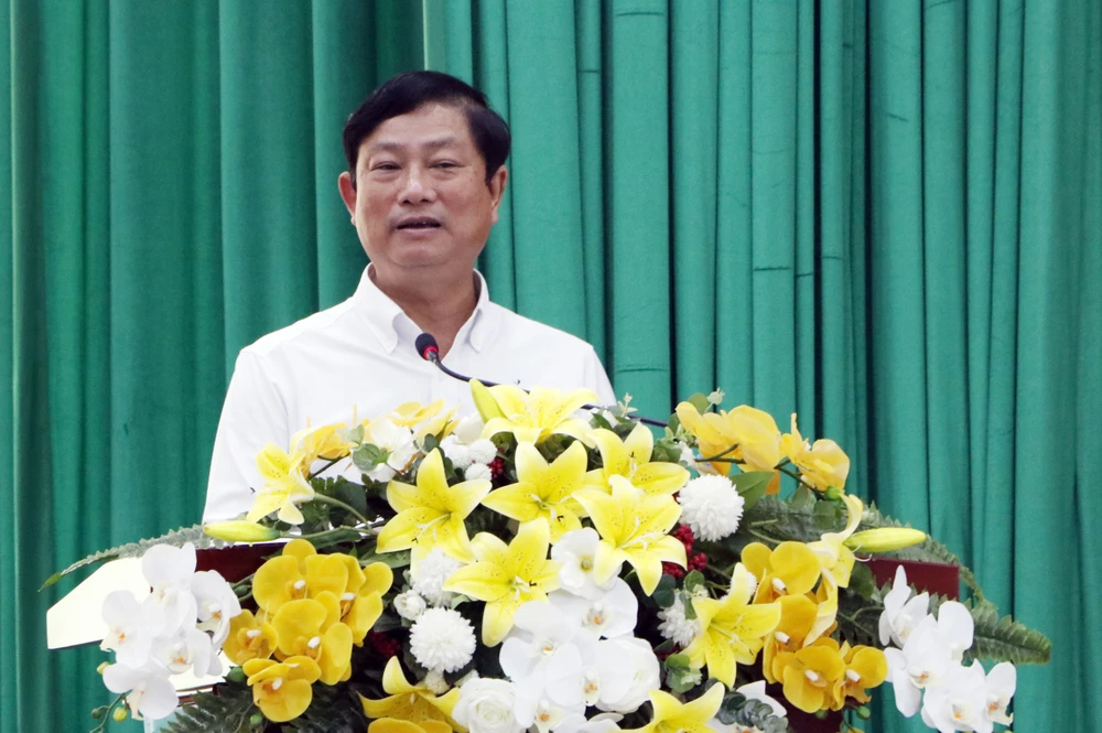 Ông Võ Văn Minh, Chủ tịch HĐND TP.HCM trả lời những thắc mắc, phản ánh của người dân phường Phú Lợi. Ảnh: LÊ ÁNH