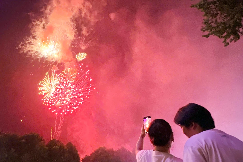 hương trình bắn pháo hoa kỷ niệm 80 năm Ngày Cách mạng Tháng Tám và Quốc khánh 2-9 kéo dài khoảng 15 phút từ 21 giờ đến 21 giờ 15. Ảnh: LA