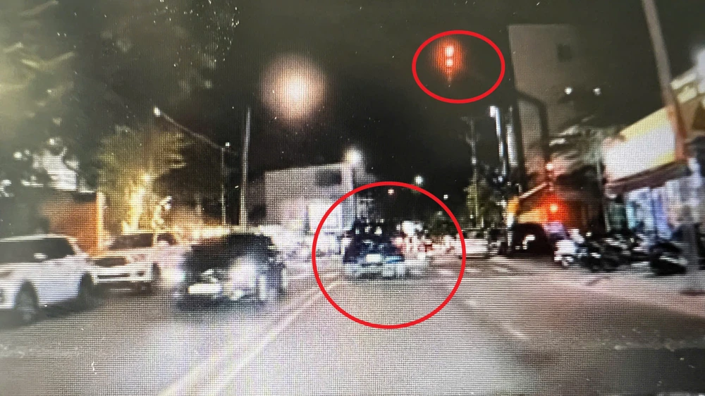 vượt đèn đỏ (2).jpg