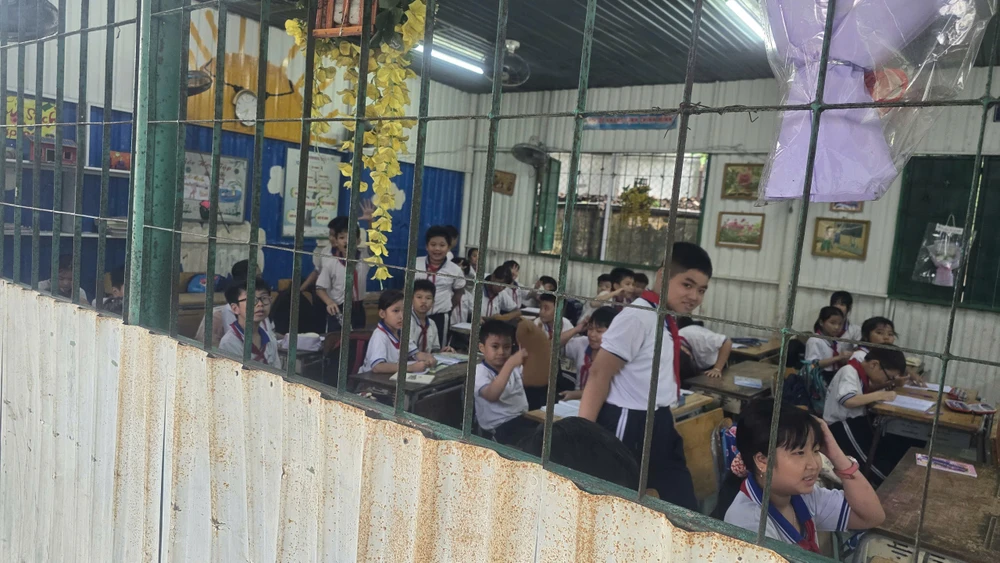 phòng học bằng tôn (2).jpg