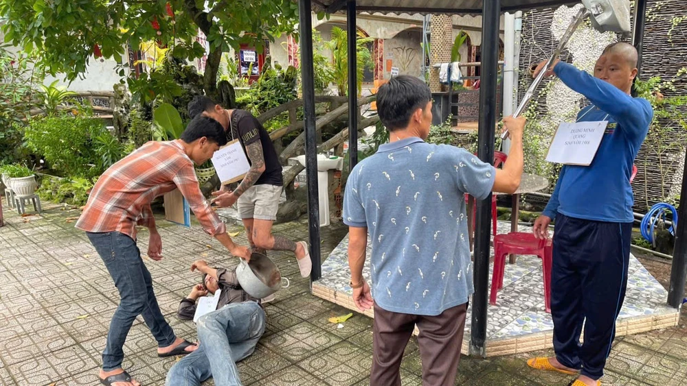 nhóm thanh niên.jpg