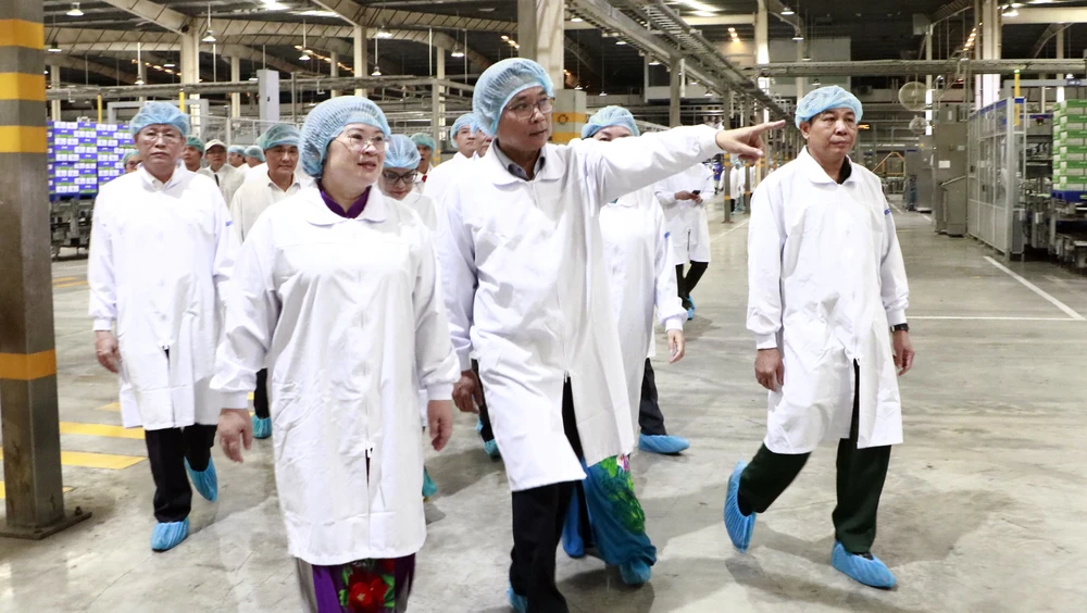 Đại biểu dự Đại hội đại biểu Đảng bộ TP.HCM thăm Nhà máy sữa Vinamilk, Tập đoàn Becamex