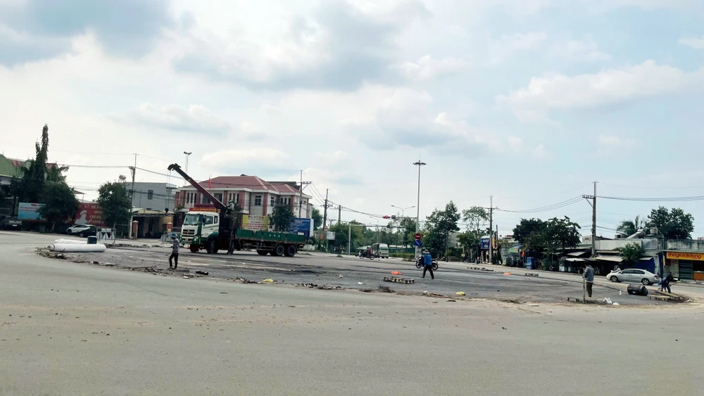 tháo dỡ vòng xoay (1).jpg