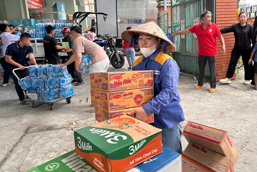 ủng hộ miền trung (8).jpg