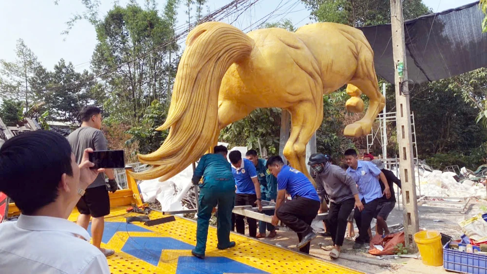 ngựa khổng lồ (3).jpg